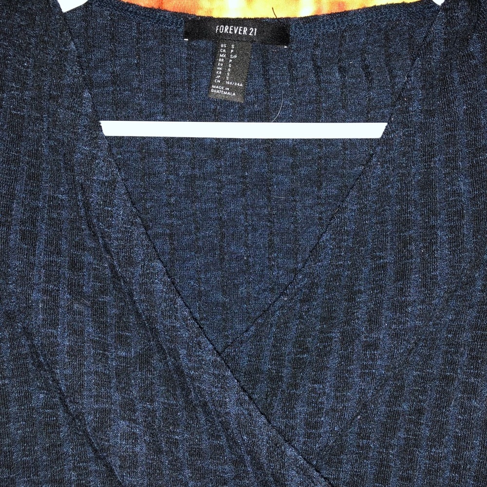 ⭐️F21 surplice crop top - Picture 3 of 5